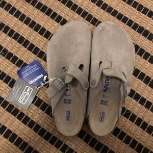 Brand new gray Birkenstock’s. Never been worn. I do not have the box.